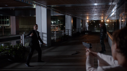 Dante sendo ameaçado por Lyla Michaels