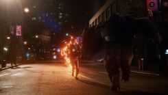 Barry se enfrenta a Grodd y su ejercito.