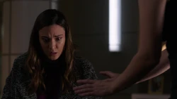 Samantha assustada por ter tido um apagão na frente de Lena.