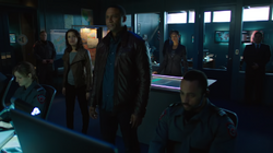 Waller explicando a missão para Lyla e Diggle