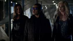 Earth-2 Laurel questions Cisco and Caitlin