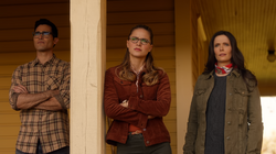Kara, Clark e Lois assistindo ao treino de Barry e Oliver