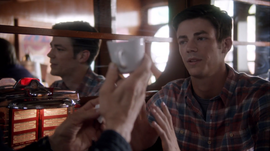 Jay le da una lección a Barry sobre el viaje en el tiempo.