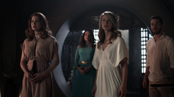 Kara, Alura, Mon-El e Thara vendo o holograma de Selena