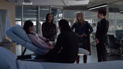 Brainiacs conversando com a Supergirl e Alex Danvers