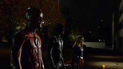 Flash, Arqueiro Verde e Supergirl confrontando Flash Reverso, Arqueiro Negro e Overgirl