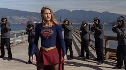 Supergirl cercada pelos Filhos da Liberdade