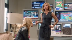 Leslie em uma reunião com Cat.