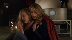 Supergirl acalmando Olivia