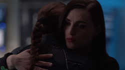 Lena abraçando Acrata