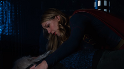 Supergirl tentando manter Curto-Circuito acordada