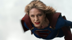 Supergirl voando para salvar Kal-El