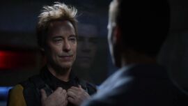 Barry habla con Eobard en prisión.