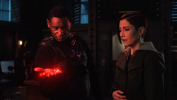 J'onn usando a mão do soldado