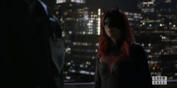 Batwoman sendo confrontada por Jacob Kane