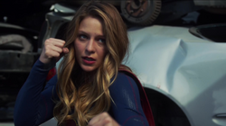 Supergirl enfrentando Reactron