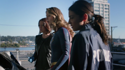 Alex, Supergirl e Maggie analisando um cadáver