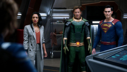 Iris West-Allen, Pária e o Superman se opondo contra o Anti-Monitor