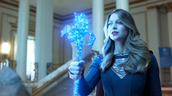 Supergirl com o Totem da Esperança