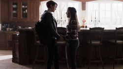 Alex com Ruby na mansão de Lex