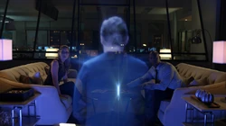 James e Kara vendo um holograma