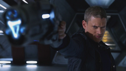 Legends Snart aims his Cold gun at Sara