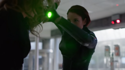 Alex lutando contra uma kryptoniana