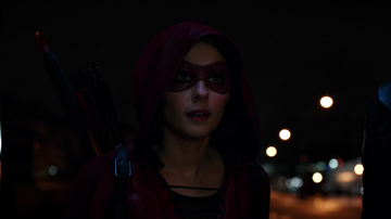 The jacket in red leather Thea Dearden Queen / Speedy (Willa Holland) on  Arrow season 5