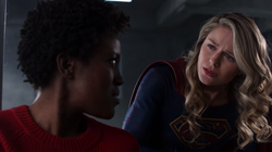 Supergirl interrogando Pureza