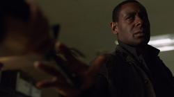 J'onn segurando o bico de uma arma
