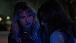 Supergirl conversando com Sonhadora e tentando convencê-la a não matar alguém