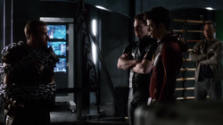 Barry e Oliver interrogando Carter Hall