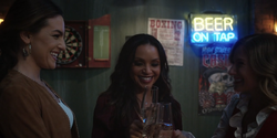 Becky, Allegra e Cecile celebrando