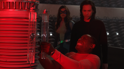 J'onn sobrecarregando o satélite Claymore
