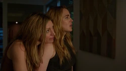 Ava mostrando as medalhas das Lendas em seu apartamento.