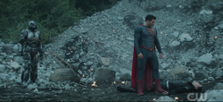 Superman e John Irons depois de derrotarem Tal-Rho