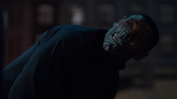 J'onn se transformando em um marciano branco