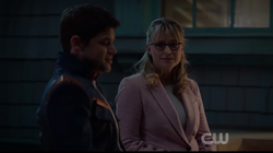 Kara conversando com Winn sobre o futuro