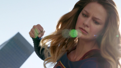 Supergirl hesitando em socar Astra