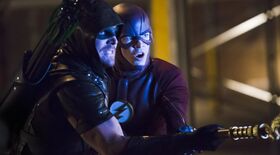 Flash y Green Arrow usan el Báculo para destruir a Savage.