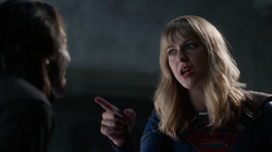 Supergirl confrontando o aurafacian