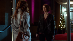 Alex conversando com Emily