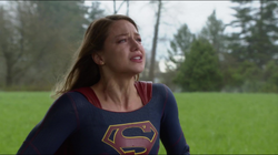 Kara vendo a cápsula de Mon-El deixar a Terra