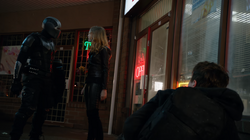 Lyra discutindo com o Guardião