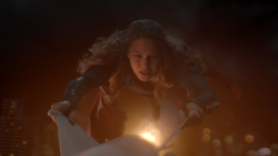 Supergirl segurando o foguete com o vírus Medusa