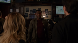 J'onn se encontra com Sara e Ray