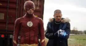 Flash y Leo Snart se enfrentan a DeVoe.