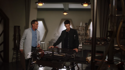 Jay explicando para Barry sobre um dispositivo que construiu
