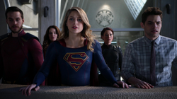 Supergirl e os Superamigos vendo a Transformação