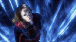 Supergirl viajando no tempo através de um vórtice